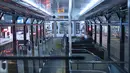 Seorang pria duduk di trem kosong yang biasanya penuh sesak dengan penumpang di Causeway Bay, sebuah distrik perbelanjaan terkenal di Hong Kong pada 10 Maret 2022. Lampu neon Hong Kong masih menyala, tetapi COVID-19 telah mematikan banyak aktivitas kota yang biasa berenergi. (AP Photo/Vincent Yu)