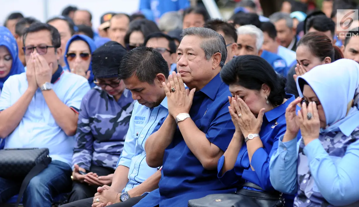 Ketua Umum Partai Demokrat, Susilo Bambang Yudhoyono (tengah) usai menyampaikan pidato politik di Cibinong, Jumat (5/1). SBY mengatakan 2018 adalah tahun penting karena Pilkada Serentak dan awal kegiatan Pemilu 2019. (Liputan6.com/Helmi Fithriansyah)