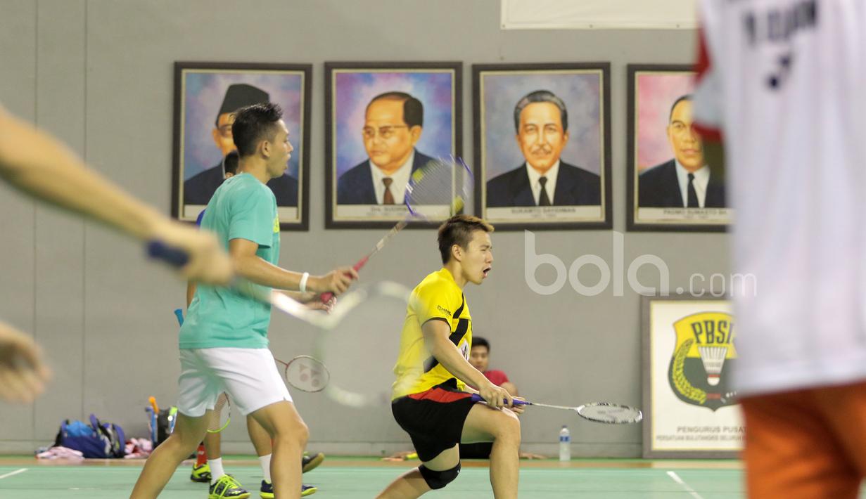 Pemain Ganda Putra, Gideon (kanan) tengah berlatih bersama rekan-rekannya di Pusat latihan Pelatnas Indonesia, Cipayung, Jakarta, (4/1/2017). (Bola.com/Nicklas Hanoatubun)