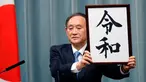 Sekretaris Kabinet Jepang, Yoshihide Suga menunjukkan plakat nama era baru Kekaisaran Jepang, Reiwa, di Tokyo, Senin (1/4). Reiwa, menjadi nama era yang baru yang mengganti Era Heisei seiring persiapan pengunduran diri Kaisar Akihito pada 31 April mendatang. (AP/Eugene Hoshiko)