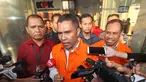 Ketua DPRD Kota Malang Abdul Hakim menjawab pertanyaan wartawan usai menjalani pemeriksaan di Gedung KPK, Jakarta, Jumat (6/4). Abdul Hakim beserta empat anggota DPRD Kota Malang ditetapkan sebagai tersangka oleh KPK. (Liputan6.com/Herman Zakharia)