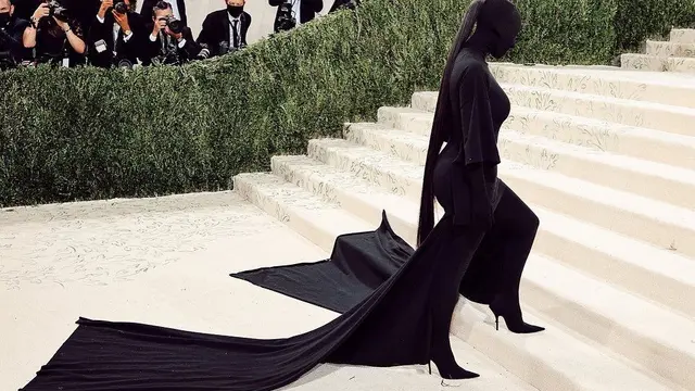 6 Potret Kim Kardashian Pakai Outfit hingga Tutupi Wajah, Tak Hanya di Met Gala