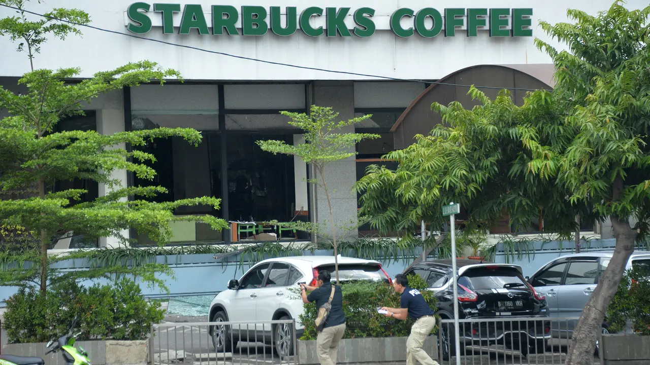 20160114-Aksi Menegangkan Polisi Baku Tembak Usai Ledakan Bom di Sarinah-Jakarta