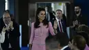 Penelope Cruz menyapa penggemarnya selama acara Festival Film San Sebastian ke-70 di San Sebastian, Spanyol utara 17 September 2022. Penelope Cruz tampil memancarkan gaya vintage dalam balutan busana warna merah jambu retro. (AP Photo/Alvaro Barrientos)