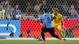 Pemain Uruguay, Luis Suarez mencetak gol penyeimbang 2-2 ke gawang Kanada pada laga perebutan peringkat ketiga Copa America 2024 di Bank of America Stadium, Charlotte, North Carolina, Minggu (14/07/2024). (AP Photo/Rell Redmond)