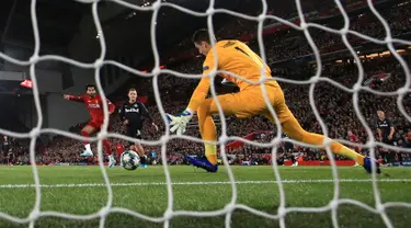 Pemain Liverpool Mohamed Salah (kiri) mencetak gol ke gawang Red Bull Salzburg pada lanjutan Liga Champions di Stadion Anfield, Liverpool, Inggris, Rabu (2/10/2019). The Reds menang tipis 4-3 atas Salzburg. (AP Photo/Jon Super)