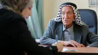 Meski sudah berusia 81 tahun, seorang kakek yang berasal dari Palestina ini tetap semangat untuk ikut ujian akhir SMA. (REUTERS/Mussa Qawasma)