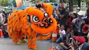 Penari Barongsai beraksi menghibur pengunjung Pantai Lagoon, Ancol, Jakarta, Sabtu (2/2). Untuk menyambut perayaan Imlek 2570, pengelola menampilkan Ancol Imlek Festival 2570. (Liputan6.com/Helmi Fithriansyah)