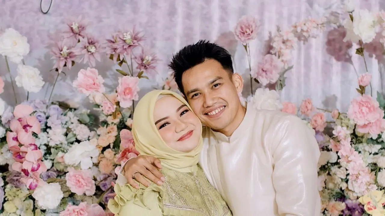 Potret Witan Sulaiman dan sang istri yang mengadakan acara tasyakuran tujuh bulanan, sumber Instagram: @rismahanisulaiman_