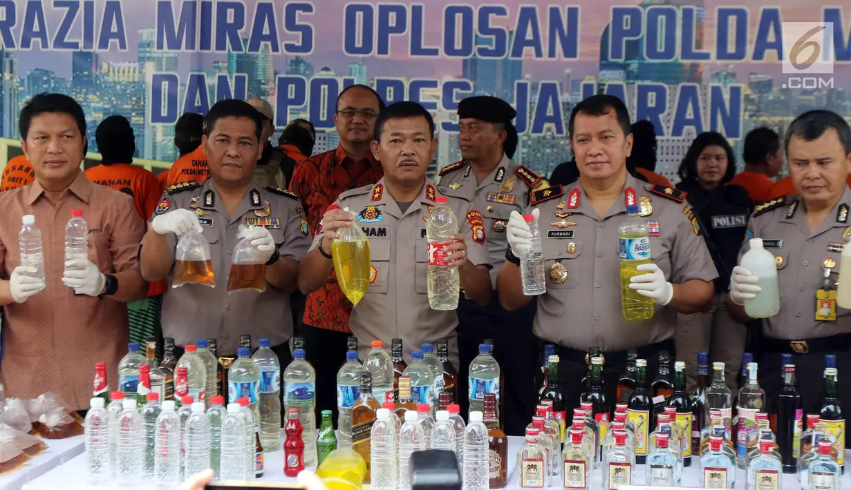 Kapolda Metro Jaya Irjen Pol Idham Azis (tengah) dan jajaraannya menunjukkan barang bukti saat rilis hasil operasi miras di Polda Metro Jaya, Jakarta, Jumat (20/4). Jajaran Polda Metro Jaya berhasil menyita 39.834 botol miras. (Liputan6.com/Arya Manggala)