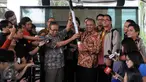 Guru Besar Sosiologi UI Bambang Widodo Umar (kiri) memberikan pensil berukuran besar bertuliskan 'Tolak Revisi UU KPK' kepada Ketua KPK Agus Rahardjo di depan Gedung KPK, Jakarta, Jumat (19/2). (Liputan6.com/Helmi Afandi)