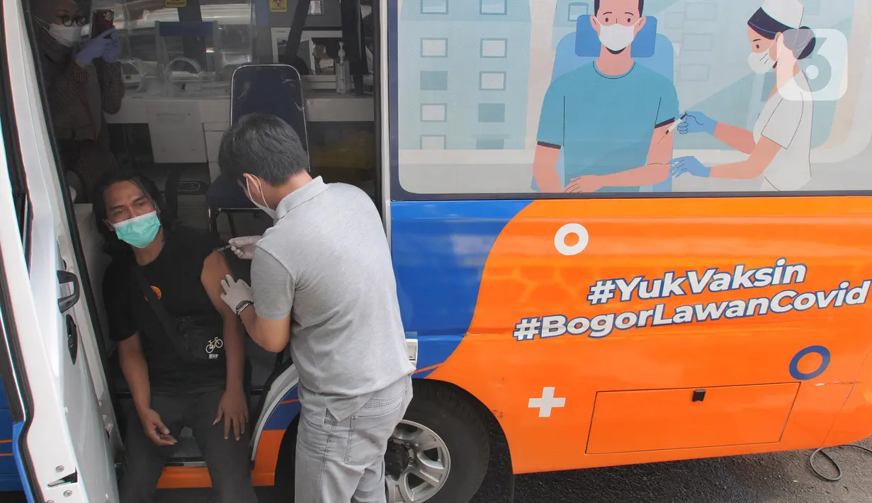 <p>Petugas Dinas Kesehatan Kota Bogor menyuntikkan vaksin Covid-19 dosis ketiga (booster) di mobil vaksinasi keliling, Terminal Penumpang Tipe A Baranangsiang, Kota Bogor, Sabtu (23/4/2022). Pemkot Bogor menyediakan sentra vaksinasi Covid-19 dosis booster untuk pemudik Lebaran 2022 di terminal tersebut sebagai salah satu upaya pemenuhan syarat perjalanan sekaligus untuk menekan laju penularan Covid-19 di tengah tingginya mobilitas masyarakat. (merdeka.com/Arie Basuki)</p>