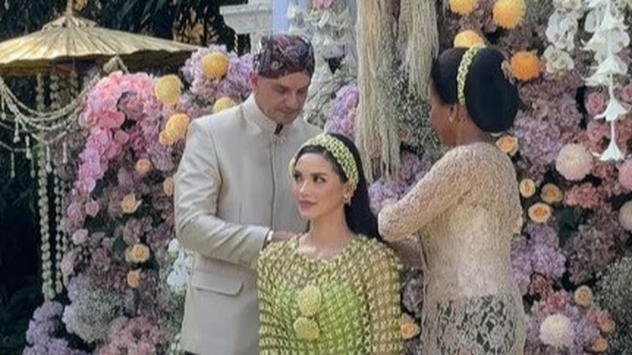 9 Potret Cantik Menawan Alyssa Daguise di Momen Siraman Jelang Pernikahan, Aura Pengantin Kian Bersinar
