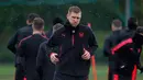 Bek Arsenal, Per Mertesacker  melakukan pemanasan saat mengikuti latihan di London Colney, Inggris (2/5). Arsenal akan bertanding melawan Atletico Madrid pada leg kedua babak semifinal Liga Europa di Wanda Metropolitano. (AFP Photo/Dennis Adrian)