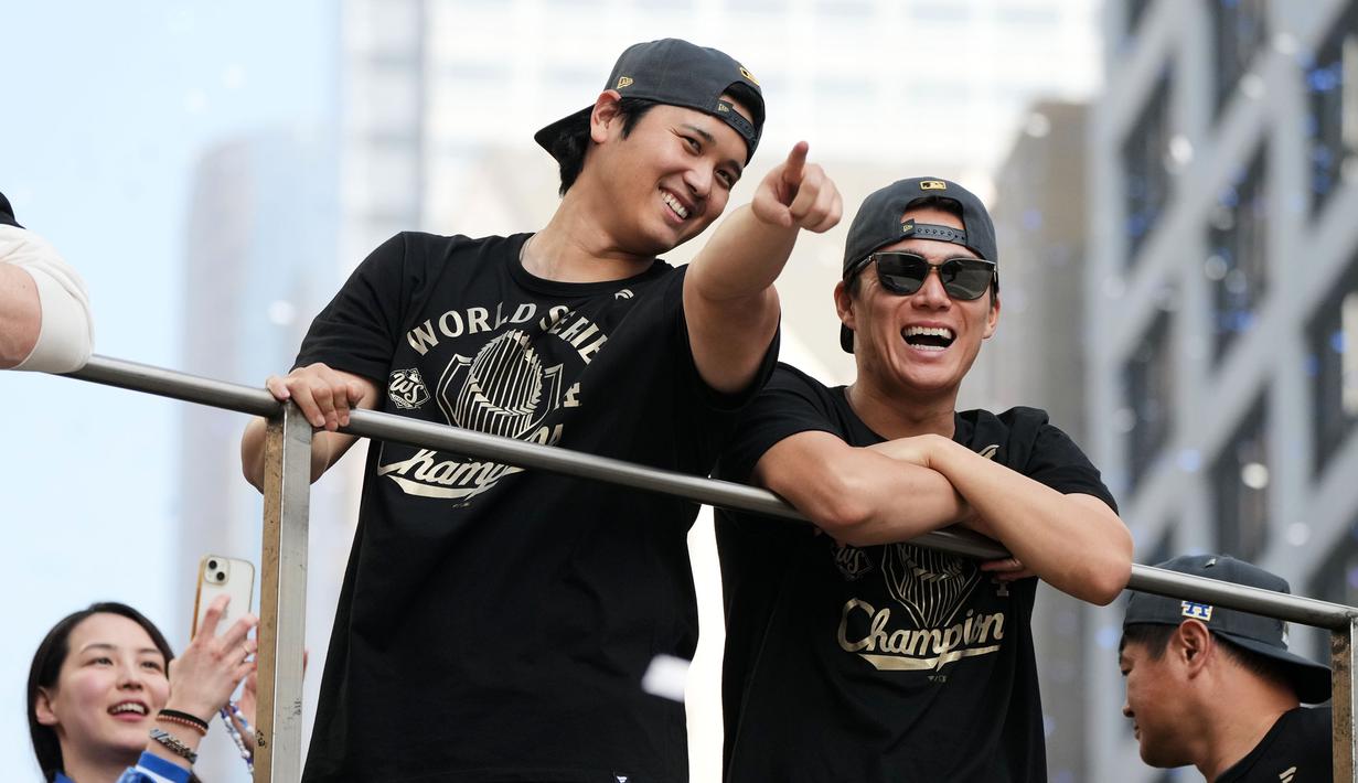 Pemain Los Angeles Dodgers, Shohei Ohtani (kiri) dan Yoshinobu Yamamoto berbincang saat parade kemenangan 2025 World Series Championship di Los Angeles, California, Senin (03/11/2025) waktu setempat. (AP Photo/Jae C. Hong)