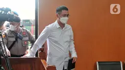 Terdakwa Irfan Widyanto memasuki ruangan sidang  dalam perkara  kasus merintangi penyidikan atau 'obstruction of justice' pembunuhan berencana terhadap Brigadir Nopriansyah Yosua Hutabarat atau Brigadir J di Pengadilan Negeri Jakarta Selatan, Kamis (10/11/2022). Jaksa Penuntut Umum (JPU) menghadirkan lima orang saksi dalam sidang lanjutan dengan terdakwa Irfan Widyanto. (Liputan6.com/Angga Yuniar)