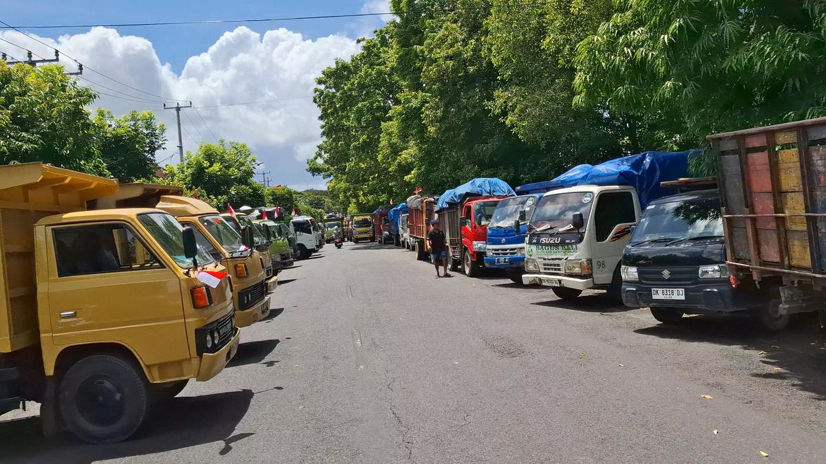 Ratusan Truk Sampah Kepung Kantor Gubernur Bali, Protes Soal TPA Suwung