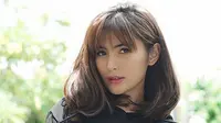 "Tapi aku bilang sama dia, setelah ajakan bunuh diri kedua. Aku bilang, 'kalau kamu enggak mau membantu, kamu di rumah aja biar aku yang menyelesaikannya gitu," ujar presenter, penyanyi dan model ini. (Instagram/angelalee87)