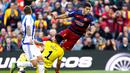 Luis Suarez berduel dengan kiper Real Sociedad, Geronimo Rulli, dalam lanjutan La Liga Spanyol di Stadion Camp Nou, Barcelona, Sabtu (28/11/2015). (EPA/Alejandro Garcia)