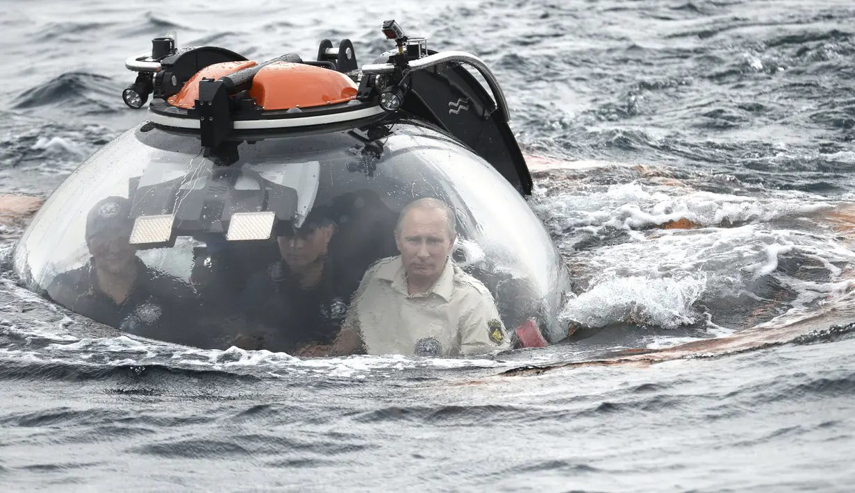 Presiden Rusia, Vladimir Putin (kanan) terlihat di dalam kapal selam mini memasuki perairan Laut Hitam saat mengikuti ekspedisi di Sevastopol, Crimea, Rusia, Selasa (18/8/2015). (REUTERS/Alexei Nikolsky/RIA Novosti/Kremlin)