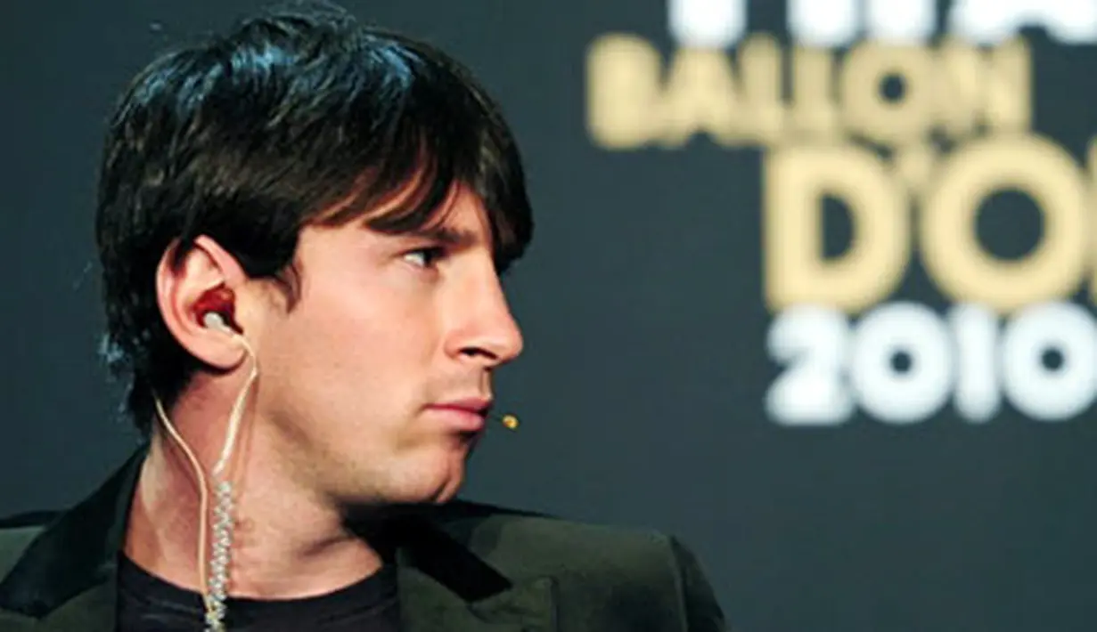 Bintang Barcelona dan Timnas Argentina Lionel Messi meraih FIFA Ballon d'Or dalam seremoni di Zurich, Swiss, 10 Januari 2011. AFP PHOTO/Franck Fife
