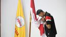 Pemain Timnas Voli Putra Indonesia U-21 mencium bendera merah putih saat acara pelepasan di Padepokan Voli Jenderal Polisi Kunarto, Sentul, Bogor, Senin (18/8/2025). Tim Merah Putih akan mengikuti Kejuaraan Dunia U-21 di China. (Bola.com/M Iqbal Ichsan)