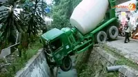 Sopir Ngantuk, Truk Molen Tabrak Penyangga Jalan dan Terbang