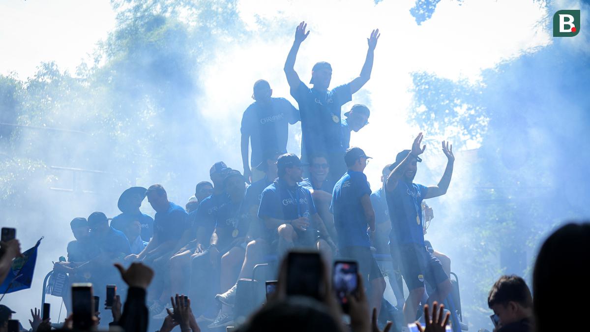 Foto: Ribuan Bobotoh Padati Jalanan Kota Bandung dalam Pawai Juara Persib Bandung