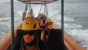 Pencarian 5 Jurnalis Hilang Kontak di Perairan Anak Krakatau Terkendala Ombak Besar