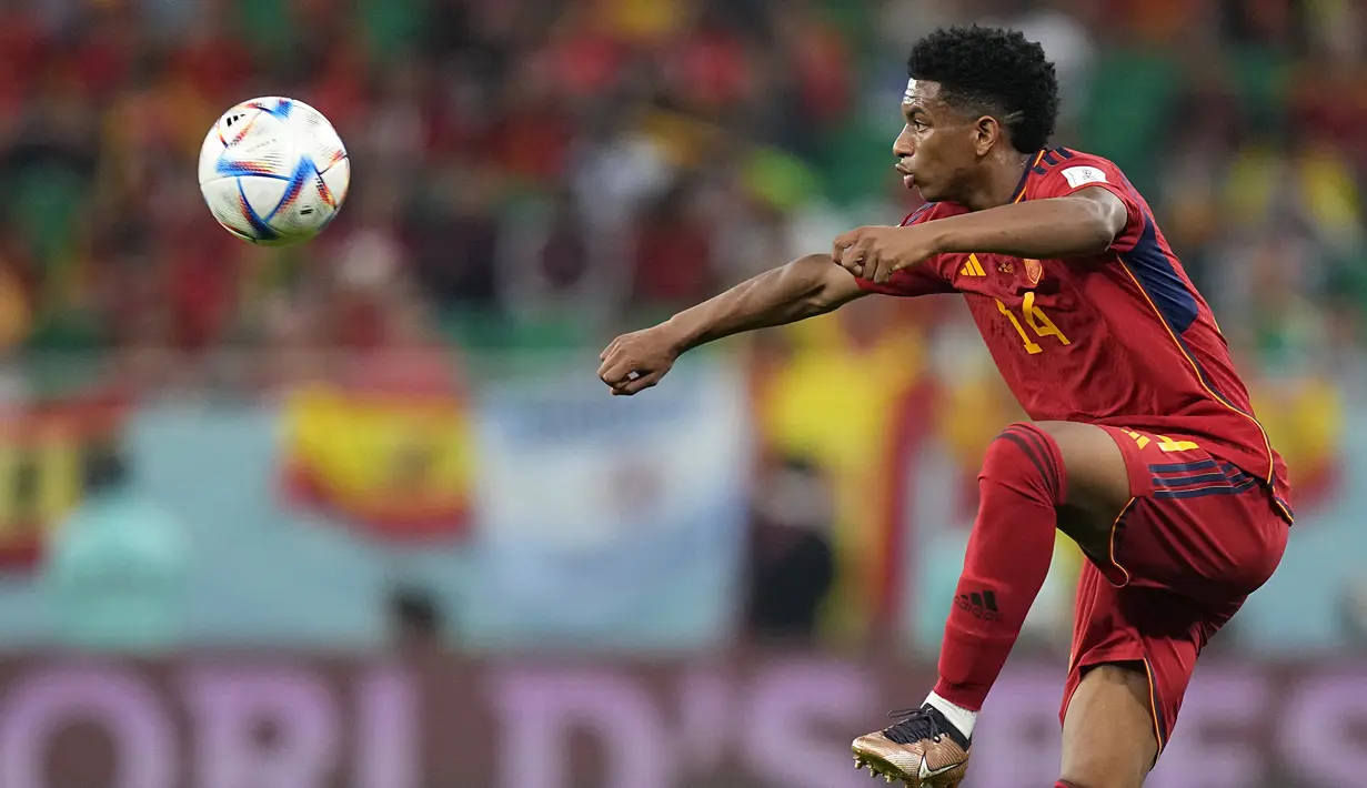 Alejandro Balde. Bek kiri Timnas Spanyol yang bermain bersama Barcelona ini menjadi pemain termuda kelima yang telah melakukan debutnya di matchday pertama fase Grup E Piala Dunia 2022 saat diturunkan pelatih Luis Enrique menghadapi Kosta Rika pada menit ke-64 menggantikan Jordi Alba (23/11/2022) saat Spanyol sudah unggul 4-0. Saat itu ia berusia 19 tahun, 1 bulan dan 5 hari dan akhirnya mampu menyelesaikan debutnya di Piala Dunia dengan kemenangan telak 7-0. (AP/Pavel Golovkin)