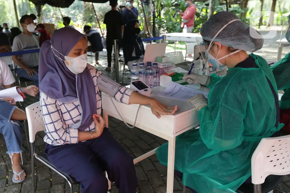 Vaksinasi COVID-19 di Taman Dadap Merah