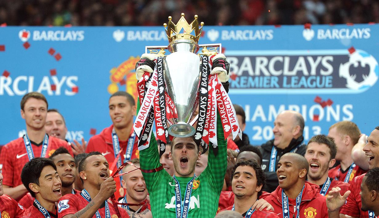 Kiper Manchester United, David de Gea mengangkat trofi Liga Inggris setelah memenangkan laga atas Swansea City di Old Trafford, Manchester, 12 Mei 2013. Ini merupakan satu-satunya trofi liga yang berhasil De Gea persembahkan selama 12 tahun membela Setan Merah. Kala itu, MU berhasil finis dengan raihan 89 poin atau unggul 11 poin dari sang rival sekota, Manchester City. (AFP/Andrew Yates)