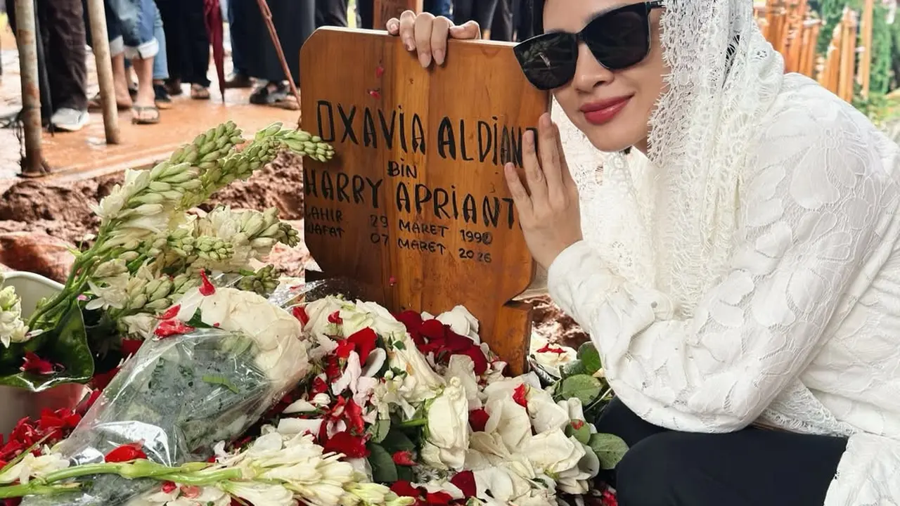 9 Potret Artis di Samping Makam Vidi Aldiano Memeluk Nisan, Kirim Doa Penuh Cinta