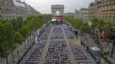 Suasana nonton film gratis di ruang terbuka di jalan Champs Elysees, Paris (7/7/2019). Pemutaran bioskop luar ruangan gratis di Paris musim panas ini menayangkan film Prancis dengan teks bahasa Inggris, untuk membantu Anglophones mengikuti budaya Prancis. (AP Photo/Michel Euler)