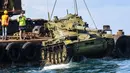 Aktivis lingkungan menenggelamkan sebuah tank lama ke dasar Laut Mediterania di lepas pantai kota pelabuhan Sidon, Lebanon, Sabtu (28/7). Penenggelaman ini diharapkan bisa menciptakan surga baru bagi satwa liar di Laut Mediterania. (AFP / Mahmoud ZAYYAT)