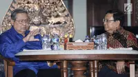 Presiden RI ke 6 Susilo Bambang Yudhoyono bersama Ketum Gerinda, Prabowo Subianto bersiap berbincang di kediaman SBY di Cikeas, Bogor Kamis (27/7). Pertemuan membahas komunikasi dan kerjasama yang erat. (Liputan6.com/Herman Zakharia)