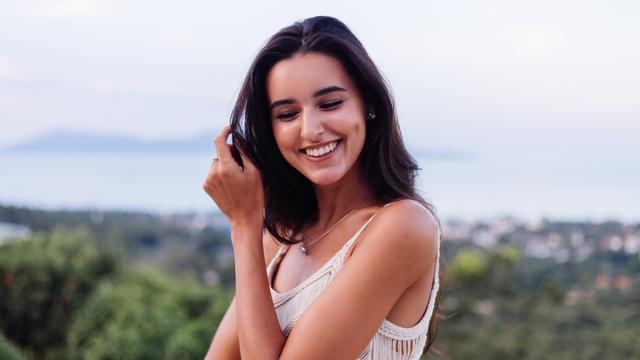 wanita oktober senyum manis