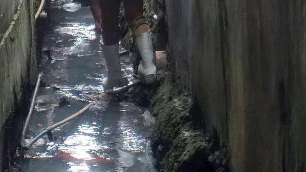 Satu-satunya akses jalan yang bisa dilintasi menuju rumahnya hanya melalui selokan. Akibat akses jalan yang sulit, dia dan istrinya Nur tidak pernah tinggal di rumahnya sendiri. Mereka terpaksa tinggal di warung sate miliknya.