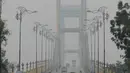 Sejumlah kendaraan melintas di atas jembatan yang diselimuti kabut asap di Kota Pekanbaru, Riau, Selasa (10/9/2019). Kabut asap akibat kebakaran hutan dan lahan (karhutla) tersebut menurunkan jarak pandang dan kualitas udara turun ke status tidak sehat. (Liputan6.com/Faizal Fanani)