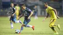 Penyerang Persib, Tantan, menggiring bola dengan cepat ke arah jantung pertahanan PS Polri. (Bola.com/Vitalis Yogi Trisna)