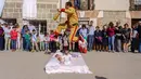 Pria berkostum setan melompati bayi-bayi yang diletakkan di atas matras selama tradisi El Salto del Colacho di desa Castrillo de Murcia, Spanyol, Minggu (3/6). Festival melompati bayi ini sudah menjadi perayaan tahunan sejak 1620 (afp/CESAR MANSO)