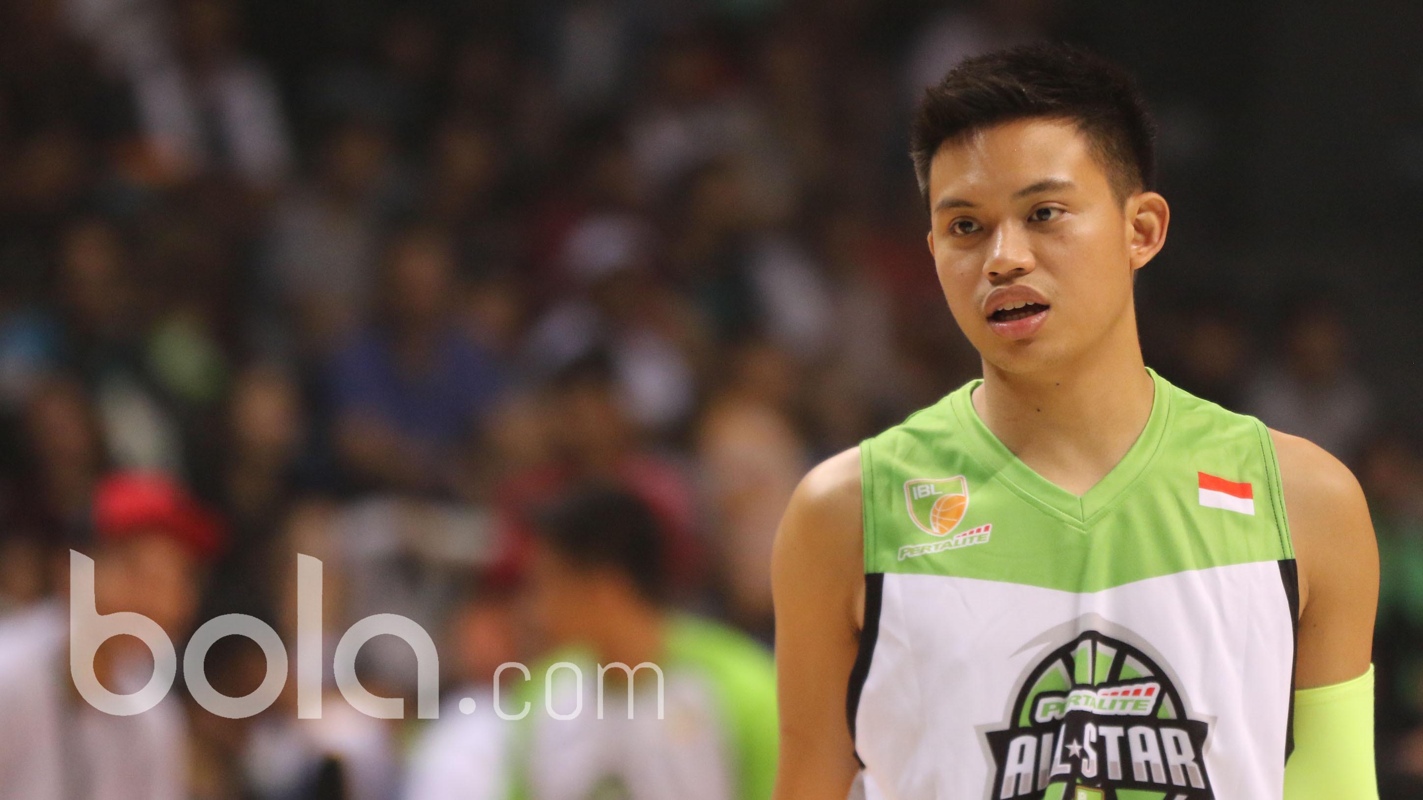 Andakara Prastawa Dhyaksa mengukuhkan diri sebagai penembak tiga angka terbaik pada IBL All Star 2017 di Britama Arena, Jakarta, Minggu (5/3/2017). (Bola.com/Reza Bachtiar)