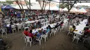 Pengungsi Venezuela makan siang di tempat penampungan Divina Providencia, La Parada, Cucuta, Kolombia, Senin (18/2). Tempat penampungan ini menyiapkan makanan kecuali hari Minggu. (AP Photo/Fernando Vergara)