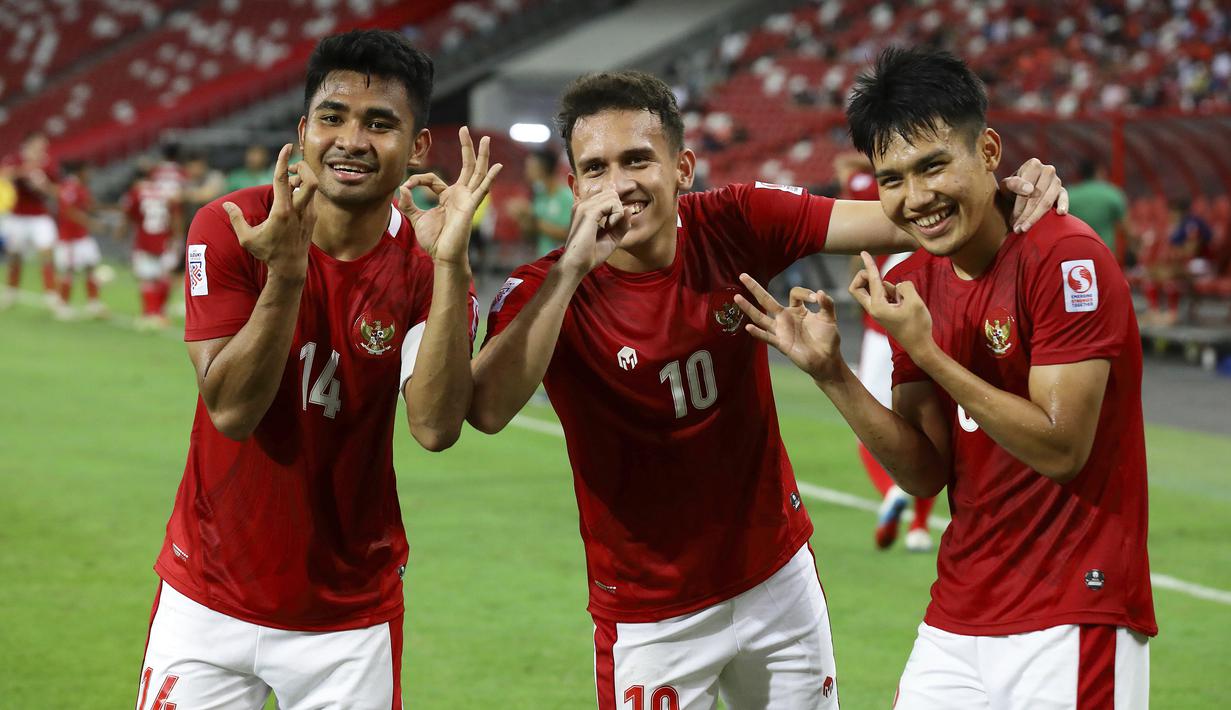 Keceriaan Asnawi Mangkualam bersama Egy Maulana Vikri dan Witan Sulaeman usai memastikan lolos ke final. Ya, final keenam di Piala AFF seperti yang diisyaratkan lewat jari-jarinya, yang semoga berbuah gelar juara untuk yang pertama kali. (AP/Suhaimi Abdullah)