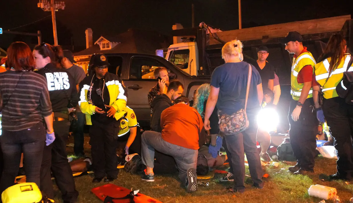 Petugas medis mengevakuasi korban terluka setelah sebuah truk pickup menabrak Parade Mardi Gras di New Orleans, Sabtu (25/2). Seorang pengemudi mabuk tanpa sadar mengarahkan kendaraanya ke kerumunan penonton parade. (Scott Threlkeld/The Advocate via AP)