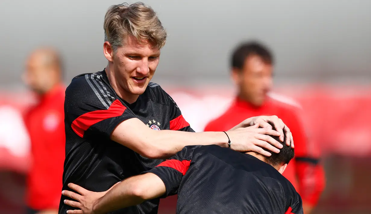 Gelandang Bayern Muenchen, Bastian Schweinsteiger (kiri) saat melakukan sesi latihan di Allianz Arena, Munich, Jerman (11/5/2015). Bayern Muenchen akan menantang Barcelona di leg kedua semifinal Liga Champions. (Reuters/Michaela Rehle)