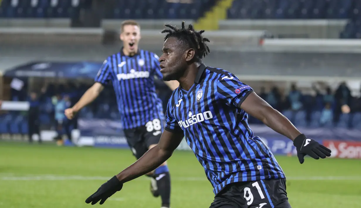 Penyerang Atalanta, Duvan Zapata berselebrasi usai mencetak gol ke gawang Ajax pada pertandingan grup D Liga Champions di Stadion Gewiss di Bergamo, Italia, Selasa (27/10/2020). Atalanta bermain imbang 2-2 atas Ajax. (Stefano Nicoli/LaPresse via AP)