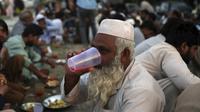 Orang-orang berbuka puasa selama bulan suci Ramadhan di pinggir jalan, di Islamabad, Pakistan, Selasa, 5 April 2022. Umat Muslim di seluruh dunia menjalankan Ramadhan, di mana mereka menahan diri dari makan, minum, merokok dan seks dari fajar hingga senja. (AP Photo/Rahmat Gul)