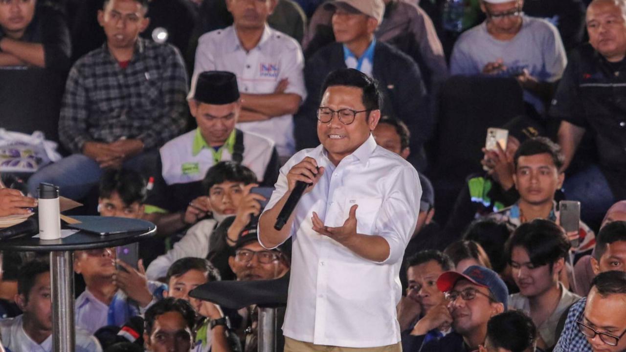 Cawapres Cak Imin membuka pidato dengan mengajak simpatisan mendendangkan selawat. Dalam doanya, AMIN meneriakkan bahwa Indonesia bukan milik oligarki dan Jokowi.