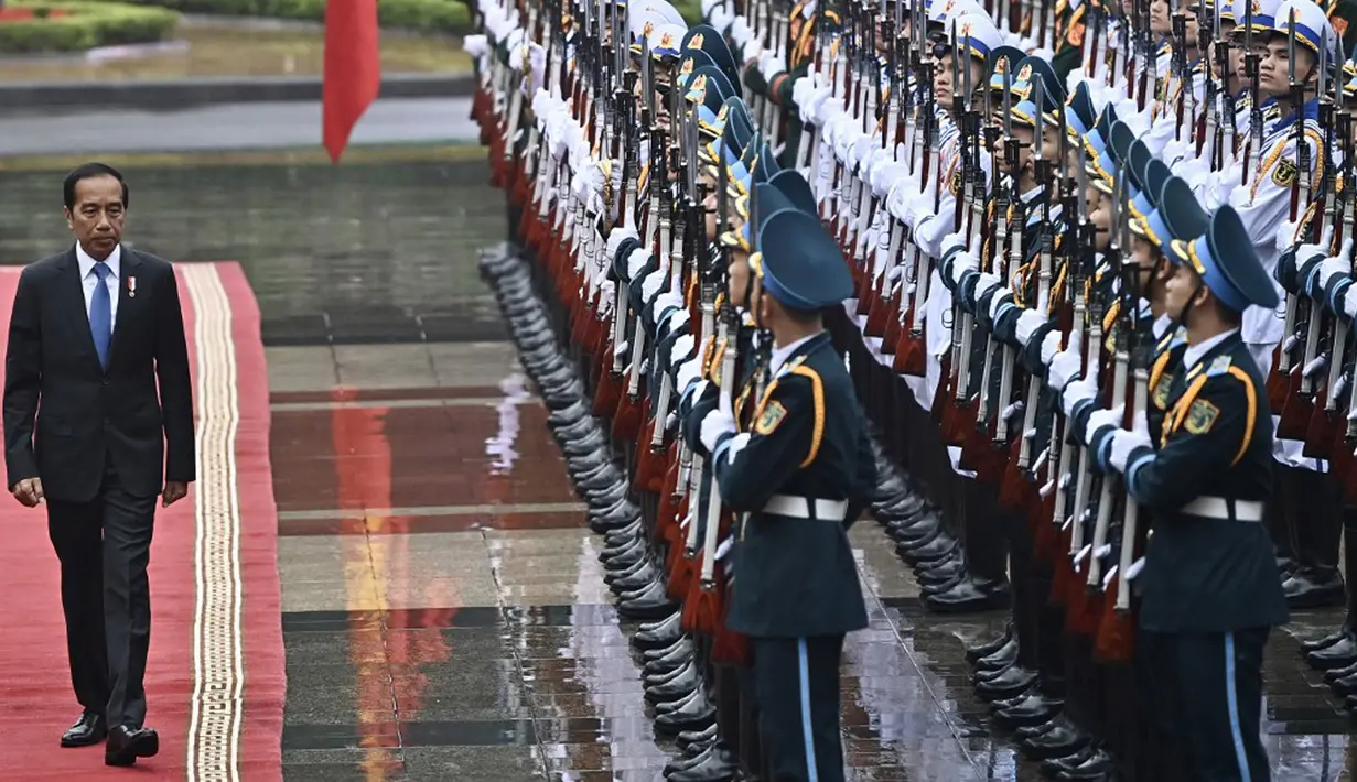 Seperti diberitakan Reuters pada Jumat (12/1), para pemimpin Indonesia dan Vietnam menyoroti keamanan di Laut China Selatan dan investasi di Indonesia yang dilakukan oleh pembuat kendaraan listrik VinFast dalam pernyataan bersama setelah pertemuan. (Nhac NGUYEN/AFP)